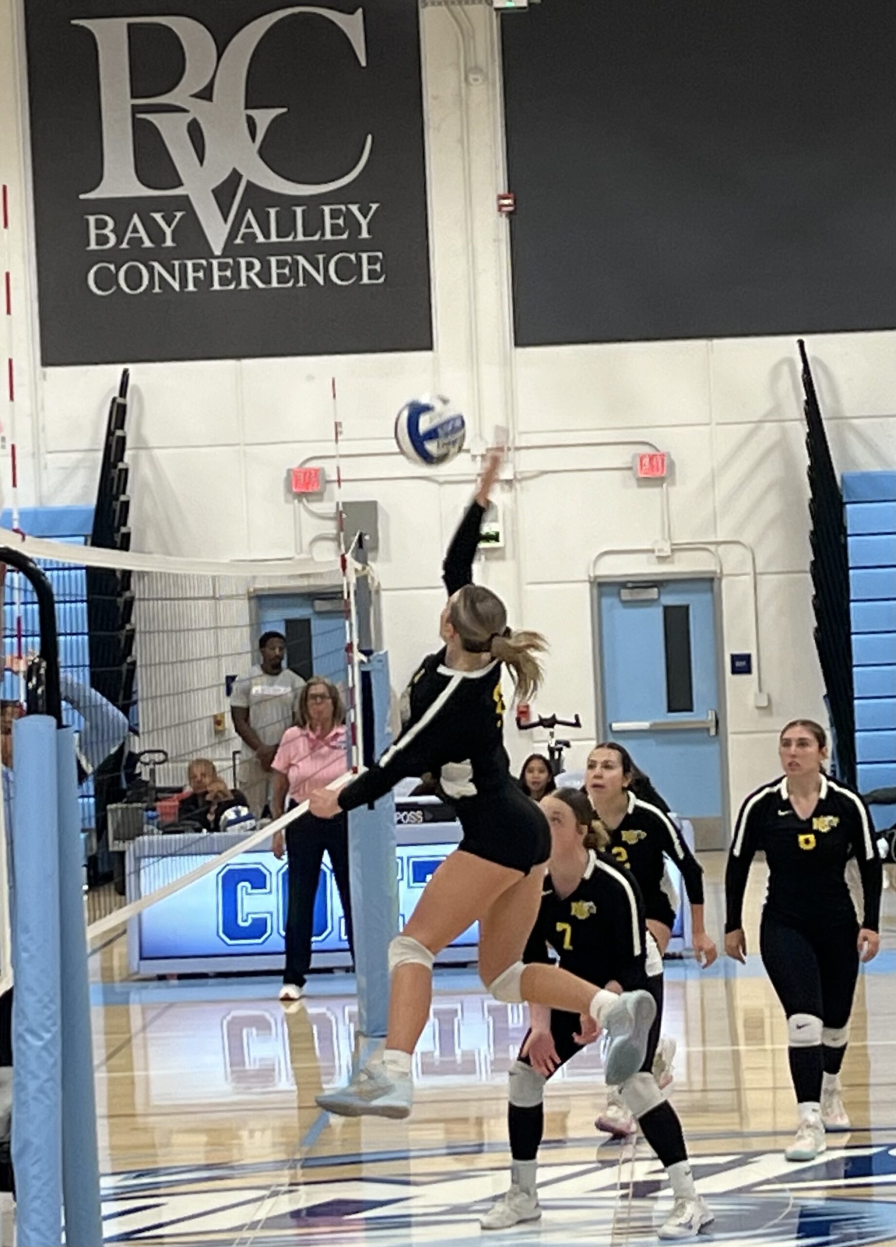 Holley, Mace power Mendo in four-set win post thumbnail image